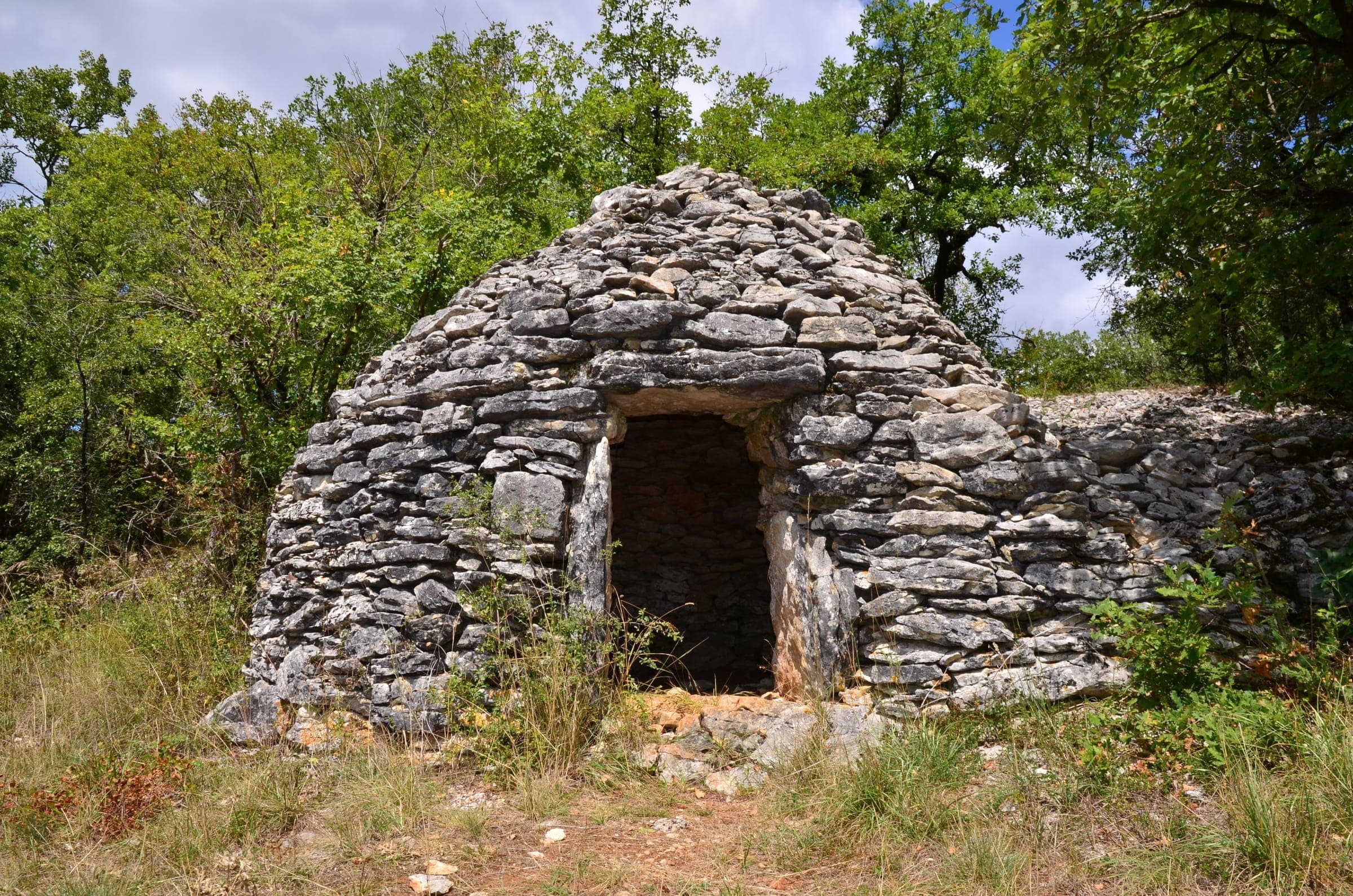 Cazelle en pierre sèche typique de l’Aveyron, aux portes de Rodez