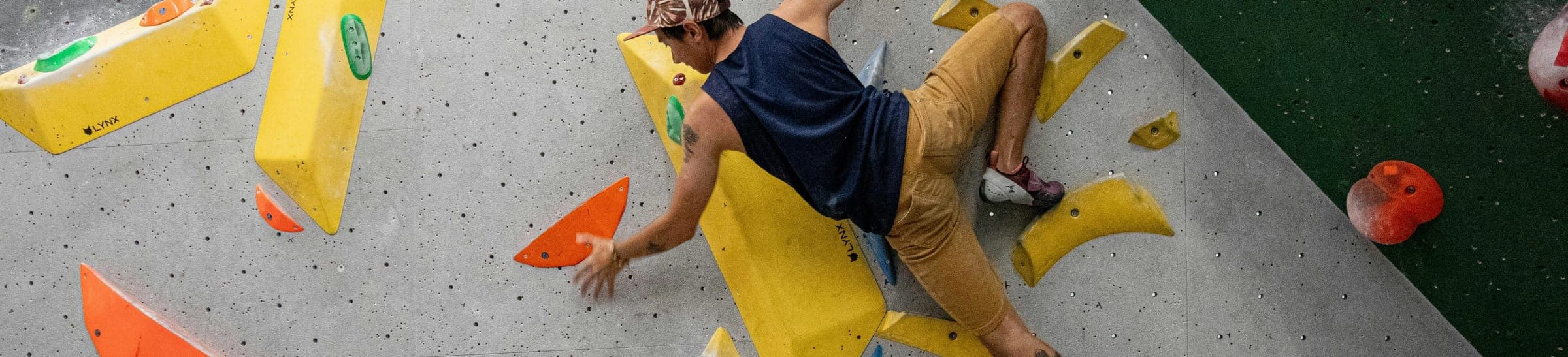 Grimpeur sur un mur d'escalade