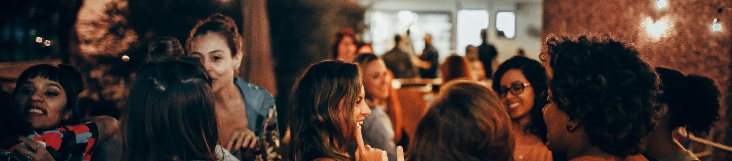 Groupe réuni en soirée, verres à la main