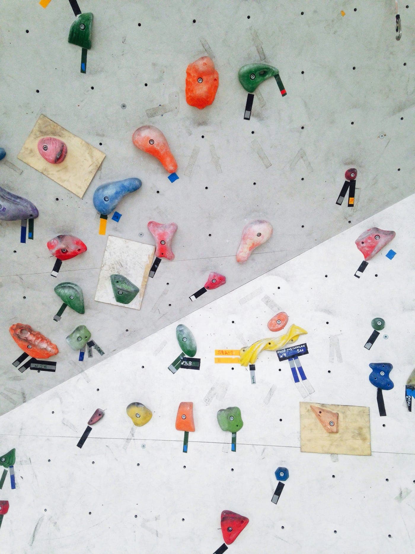 Prises de couleur et repères de circuits sur un mur de bloc
